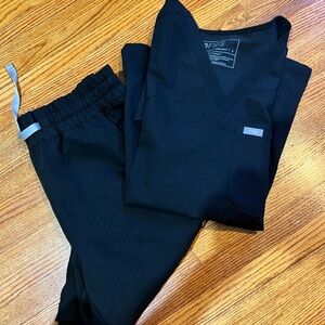 FIGS-Black Scrub Caterina One-Pocket Top + HW Uman Relaxed Jogger Pants